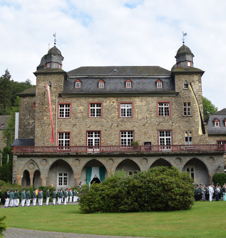 Antreten im Schlosshof