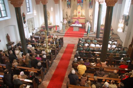 Gut gefüllt war die Pfarrkirche zur Einweihung am dritten Adventssonntag
