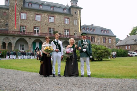 Die Majestäten nach ihrer Krönung im Schlosshof