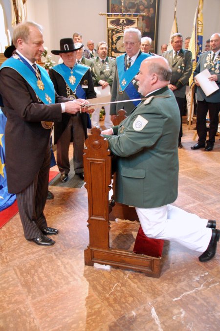 ... und Ulrich Potthoff zum Ritter geschlagen.