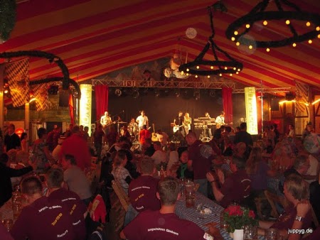 Die Jungschützen im Lübckes-Festzelt auf dem Hamburger Dom