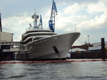 Luxusyacht im Hamburger Hafen