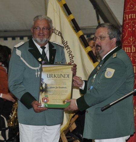 Hans-Jochen Baudach erhält eine Urkunde für seine Arbeit an der Vereinschronik