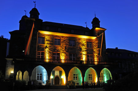 Zum Zapfenstreich wurde das Schloss außergewöhnlich illuminiert.