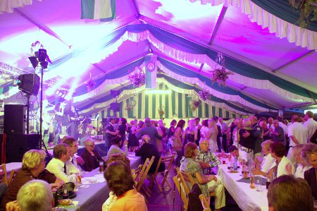 Das Festzelt in Gimborn am Sonntag Abend