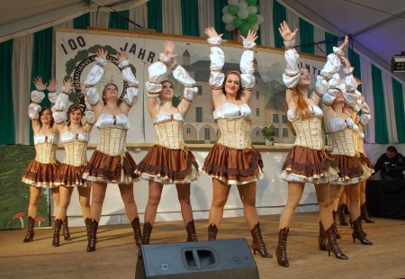 Gigantische Darbietung im Festzelt an der Jahnstraße: Die Fauth Dance Company