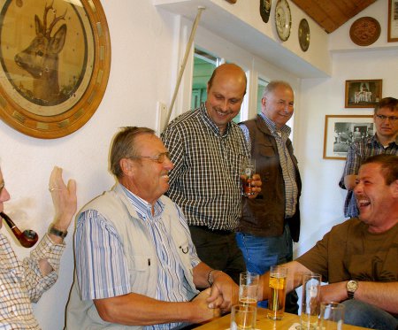 Helmut Hoff wird zum Gewinn des Königspokal beglückwünscht.