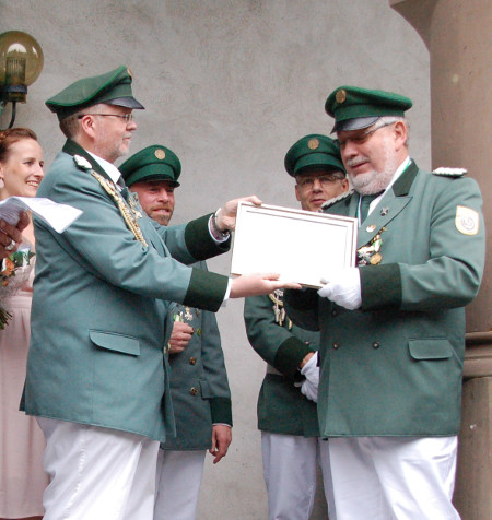 Peter Vogt überreicht Ernst Potthoff den Großen Orden am Bande des Oberbergischen Schützenbundes.