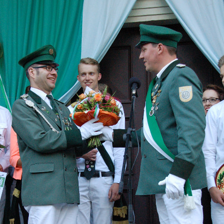 Josef Günther überreicht Marc Potthoff einen Blumenstrauß