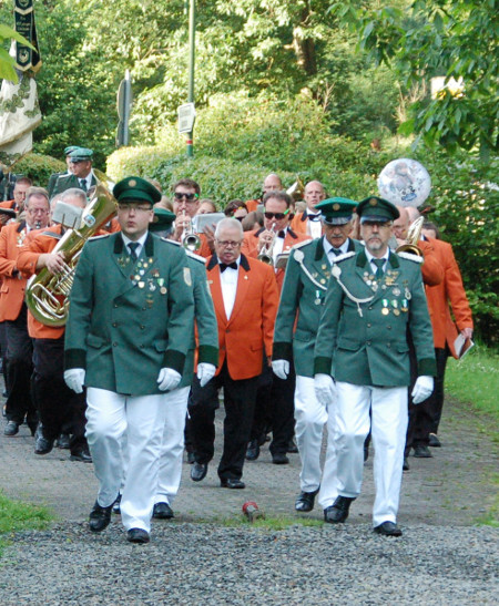 Schützen beim Marsch in den Schlosshof