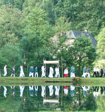 Die Schützen bei der Prozession am Schlossteich