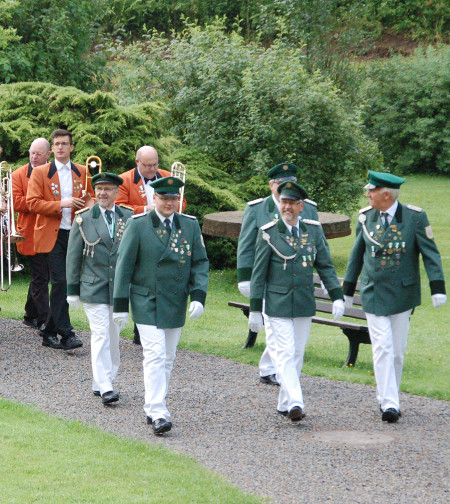 Schützen beim Antreten im Schlosshof