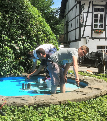 Der Springbrunnen wurde durch den Königshof instand gesetzt.