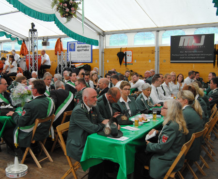 Schützen im Festzelt