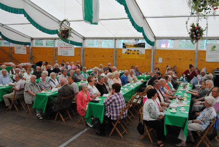 Der Seniorenkaffee am Samstag im Festzelt