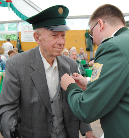 Unter anderem wurde Franz Schneider für seine 65-jährige Mitgliedschaft in der Bruderschaft geehrt.