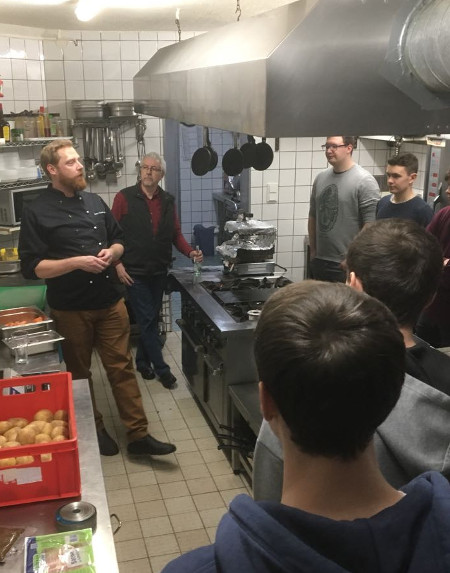 Franz Egon von Fürstenberg leitete die Jungschützen beim Kochen an.