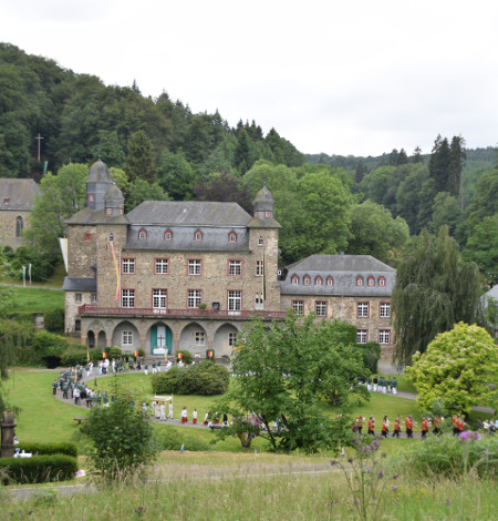 Prozession im Schlosshof