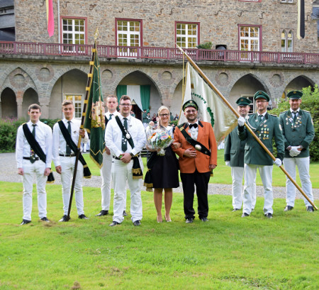 Die neuen Majestäten vor dem Schloss