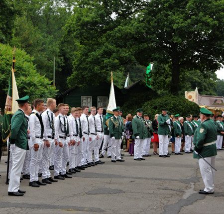 Schützen beim Antreten zur Prinzenkrönung