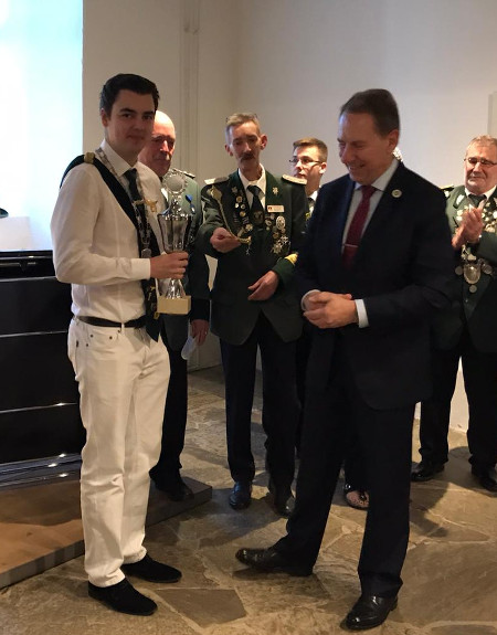 Landrat Jochen Hagt überreichte den Pokal an unseren Prinzen Maximilian Schorde.