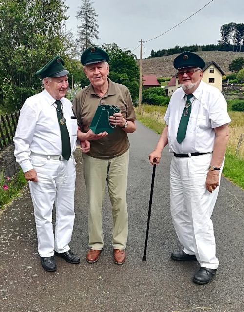 Hans-Jo Baudach und Oswald Zenses überreichten Herbert Hagen das Ehrenzeichen für 70 Jahre Mitgliedschaft