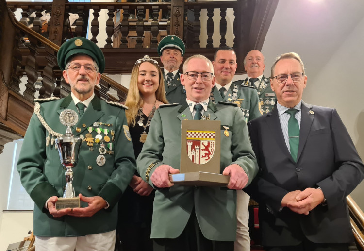 Die geehrten Schützen und Landrat Jochen Hagt auf Schloss Homburg (Bild: Oberbergischer Schützenbund)