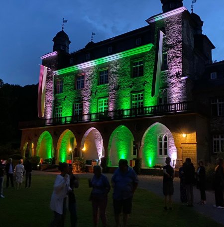 Zum Zapfenstreich am Samstagabend wurde das Schloss Gimborn stimmungsvoll illuminiert
