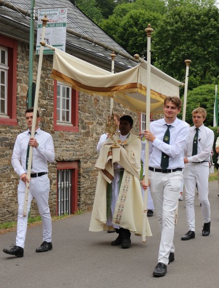 Der Sonntag begann mit einem Festgottesdienst und anschließender Prozession.