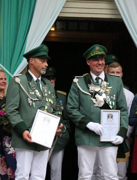 Die vom Oberbergischen Schützenbund geehrten Schützen Marcus Riepert und Josef Günther