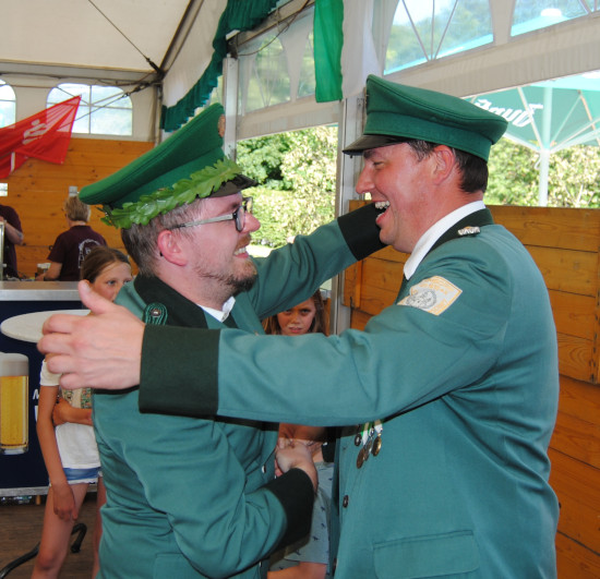 Der alte König Josef Günther gratuliert seinem Nachfolger.