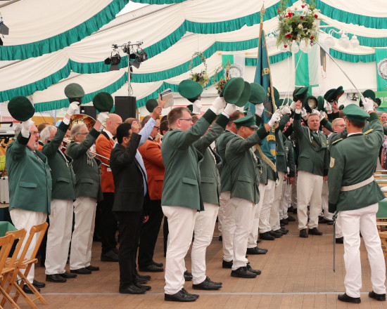 Schützen im Festzelt