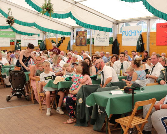 Publikum im Festzelt