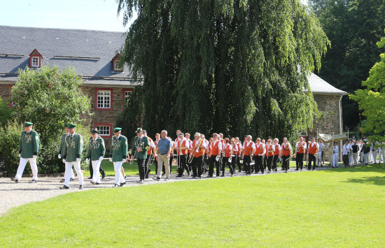 Prozession im Schlosshof