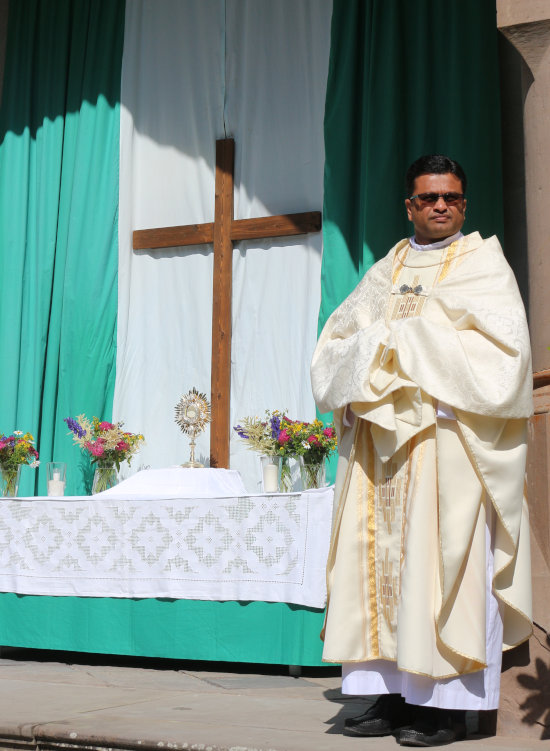 Pater Francis im Schlosshof