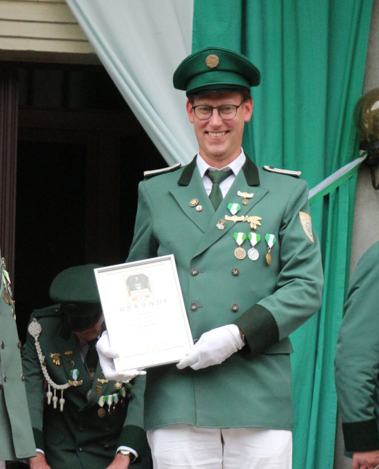 Sebastian Heimes wurde mit der Ehrennadel in Bronze des Oberbergischen Schützenbundes ausgezeichnet.