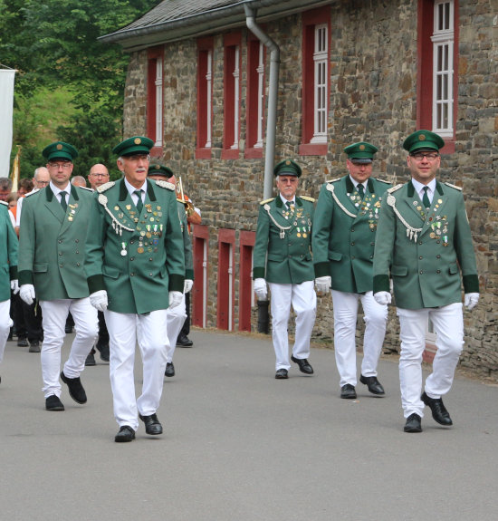 Schützen beim Marschieren in Gimborn