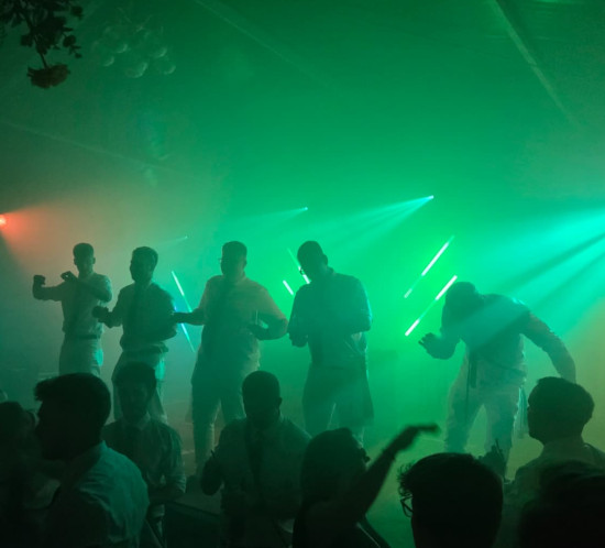 Techno-Stimmung im Festzelt Gimborn
