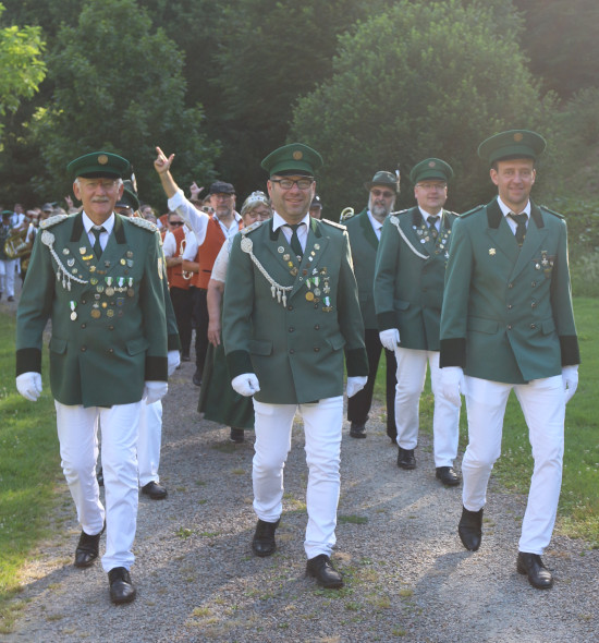 Geschäftsführender Vorstand beim Antreten zum Kirchgang am Sonntag