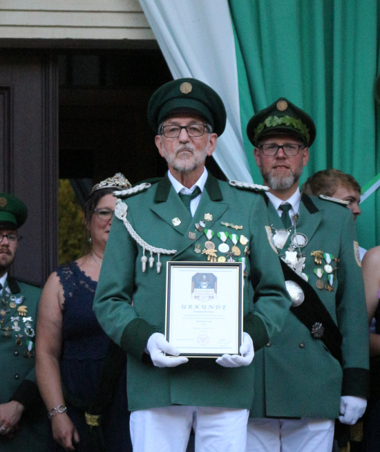 Wolfgang Blumberg wurde mit der Goldenen Ehrennadel des Oberbergischen Schützenbundes ausgezeichnet.