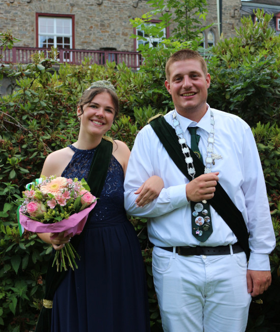 Das neue Prinzenpaar im Schlosshof