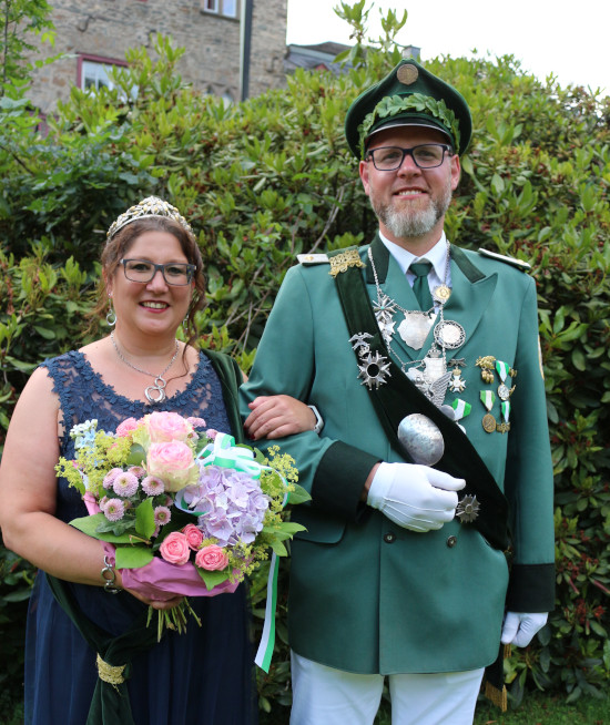 Das neue Königspaar im Schlosshof