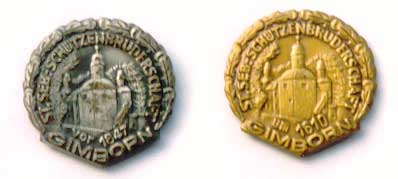 Die verschiedenen Kokarden: links mit der Aufschrift "vor 1847", rechts mit dem anerkannten Gründungsdatum "um 1610".