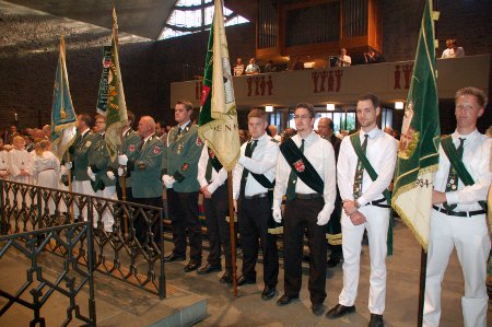 Fahnen der Schützenvereine in der Kirche