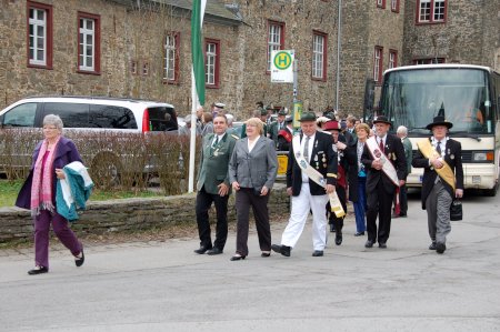 Reisegruppe vor Schloss Gimborn