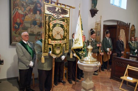 Die Fahnen der Vereine in der Kirche