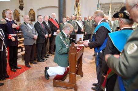 Peter von Fürstenberg wird zum Ritter geschlagen