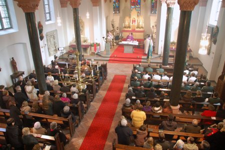 Gut besuchte Pfarrkirche in Gimborn