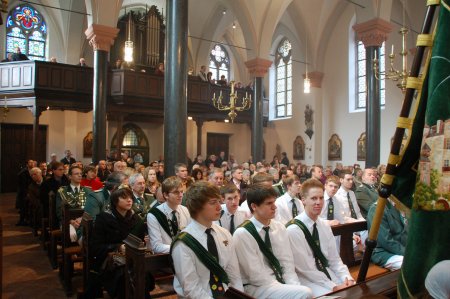 Abordnung der Schützen bei der Einweihung der Kirche