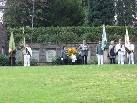 Totengedenken am Ehrenmal in Hüsenbusch